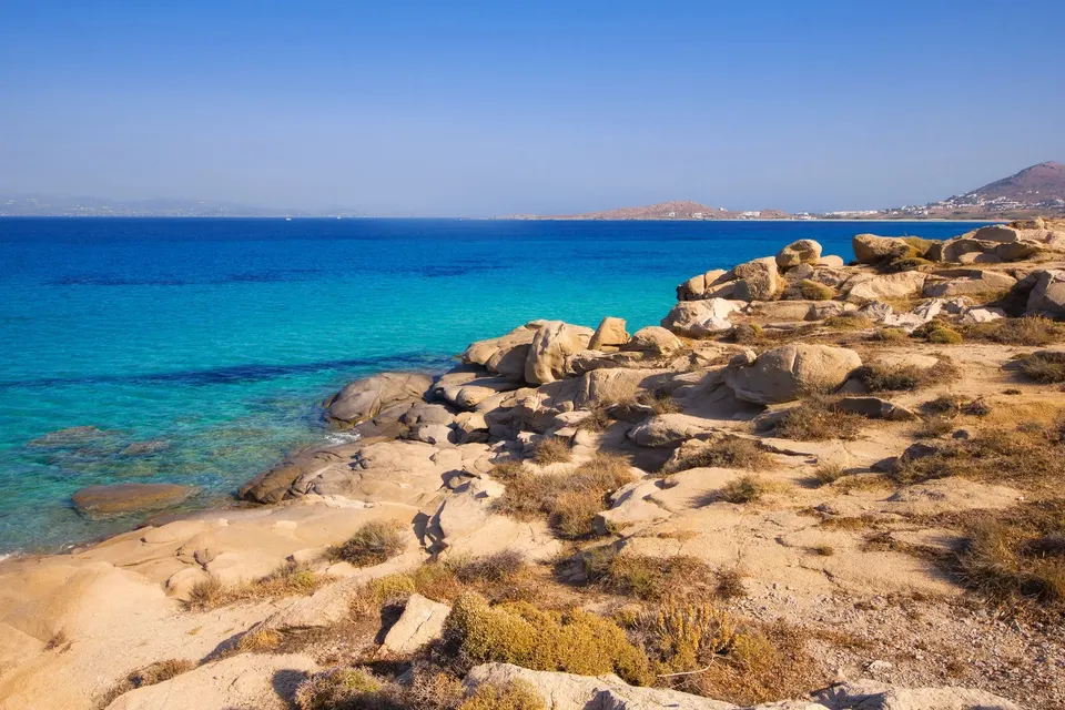 Klippekysten ved Agia Anna på Naxos med udsigt mod Paros