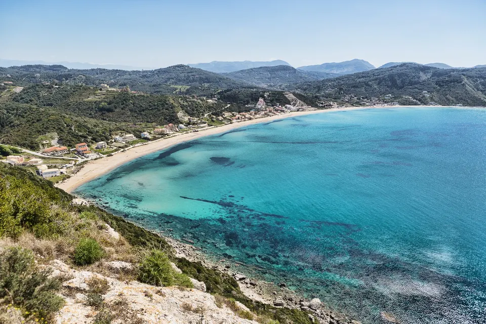 Pagon-bugten ved Agios Georgios med den lange sandstrand set fra bjerget