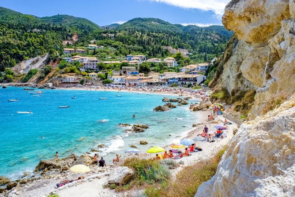 Stranden i Agios Nikitas med landsbyen bag, set fra klipperne