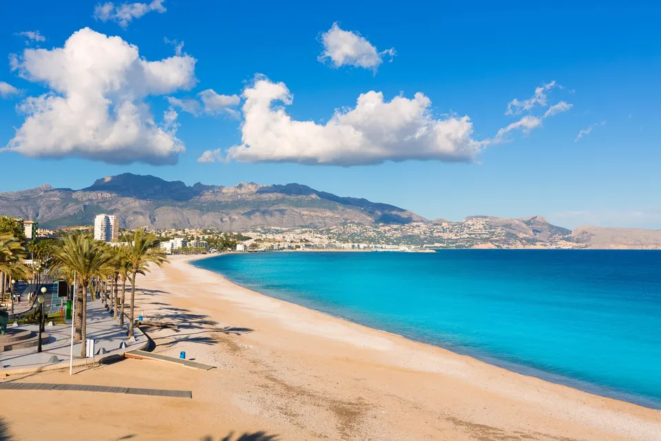 Playa del Albir med palmepromenaden og bjergene mod Altea