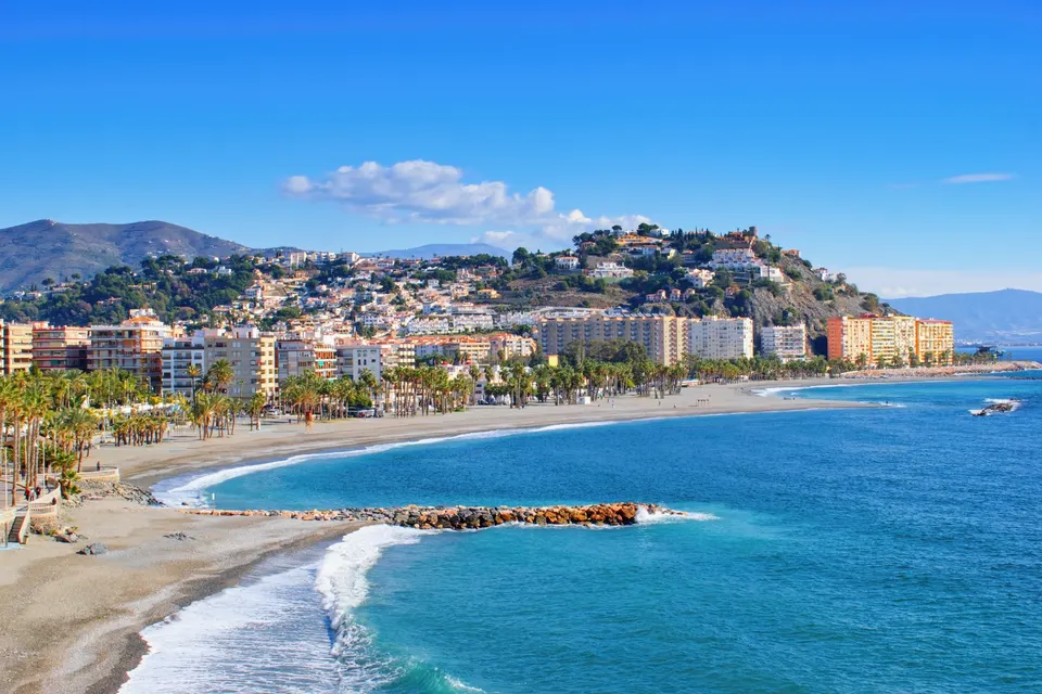Playa de San Cristóbal og byen på klippen i Almuñécar
