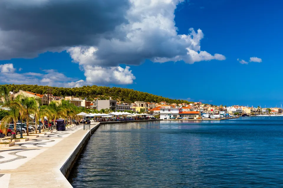 Havnepromenaden i Argostoli med palmer og caféer langs vandet