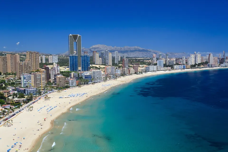 Playa de Poniente og Benidorms skyline set fra et udsigtspunkt