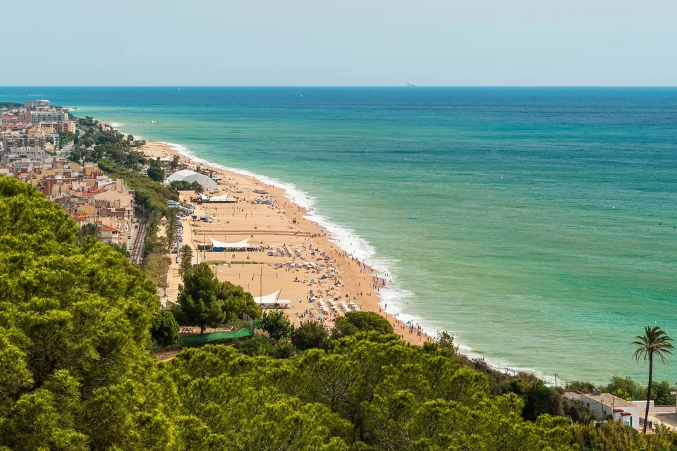 Platja del Garbí og Calella set fra fyrbakken