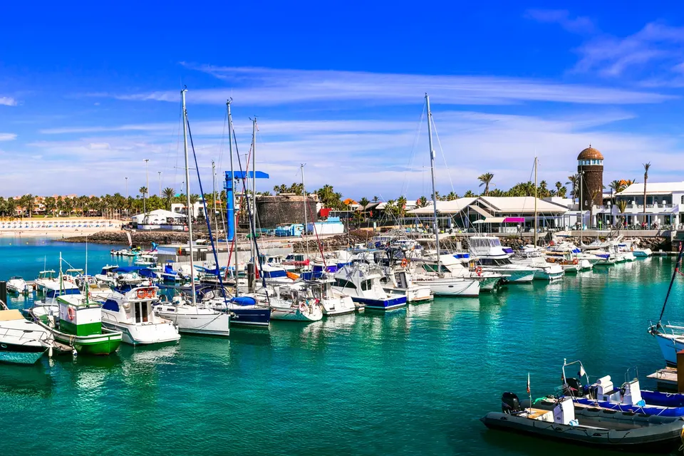 Lystbådehavnen og stranden i Caleta de Fuste på Fuerteventura