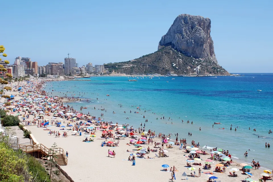 Badestranden i Calpe med klippen Peñón de Ifach bagved