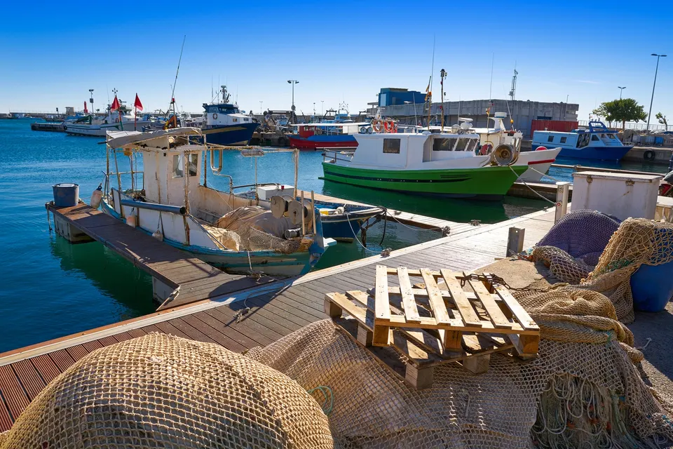 Fiskerbåde og net i havnen i Cambrils
