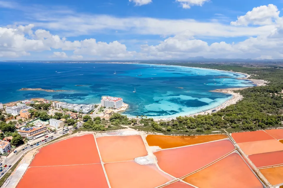 Luftfoto af saltsøerne ved Colònia de Sant Jordi med byen og Es Trenc-stranden bagved