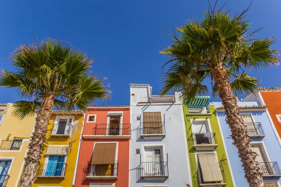 Farvede huse og palmer i Villajoyosa på Costa Blanca