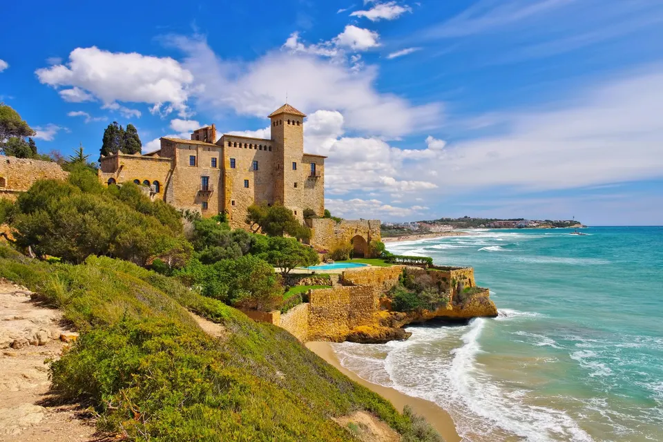Castell de Tamarit over stranden ved Altafulla på Costa Dorada