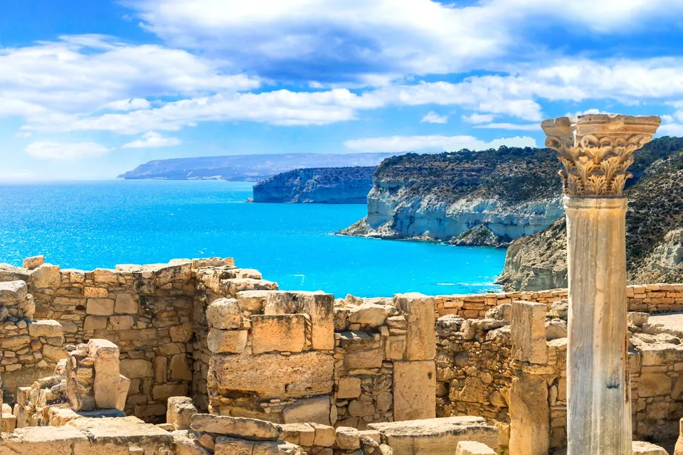 Antik søjle i Kourion over den turkise kyst på Cypern