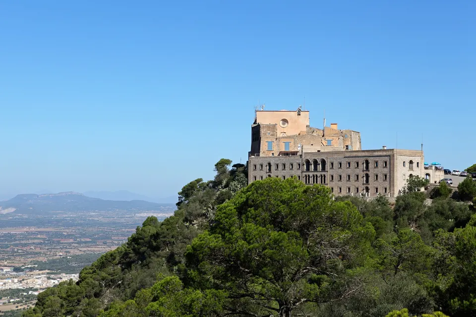 Klostret Sant Salvador på bjergtoppen over sletten ved Felanitx på Mallorca