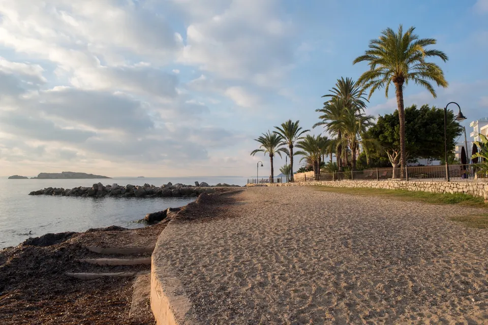 Strandpromenaden og stranden i Figueretas med palmer