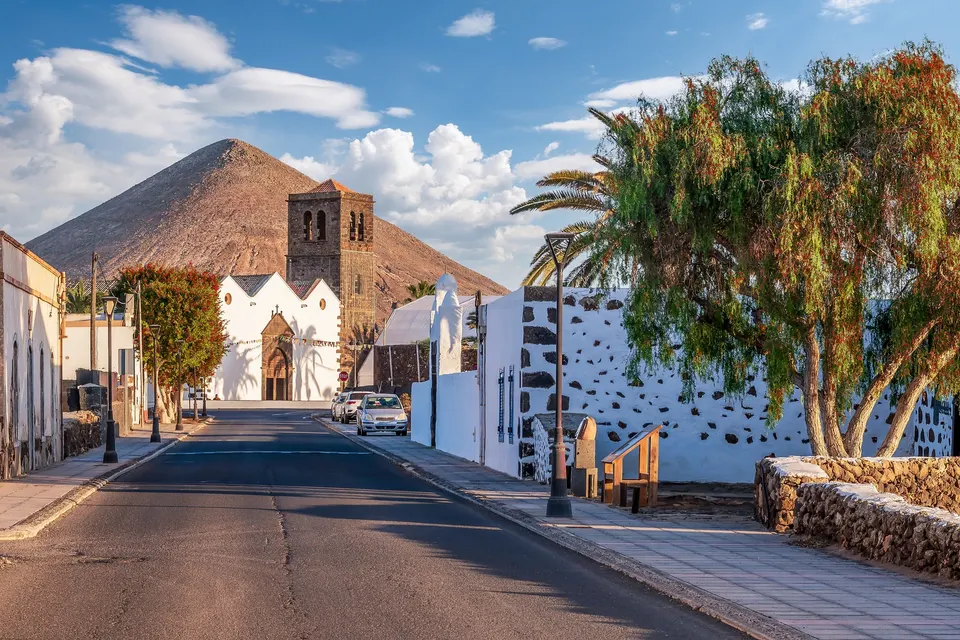 Kirken i La Oliva foran det golde, brune bjerglandskab på Fuerteventura