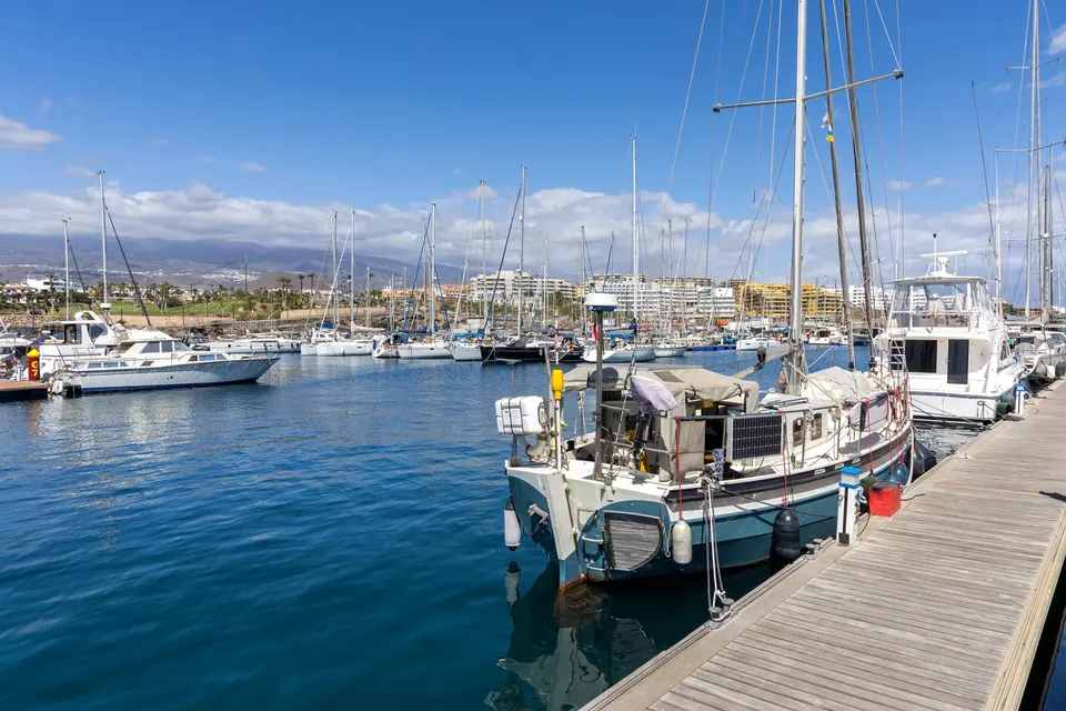 Lystbåde i Marina San Miguel i Golf del Sur med bjergene bag