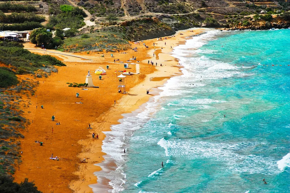 Ramla Bay med det røde sand og badende set fra Tal-Mixta-grotten på Gozo