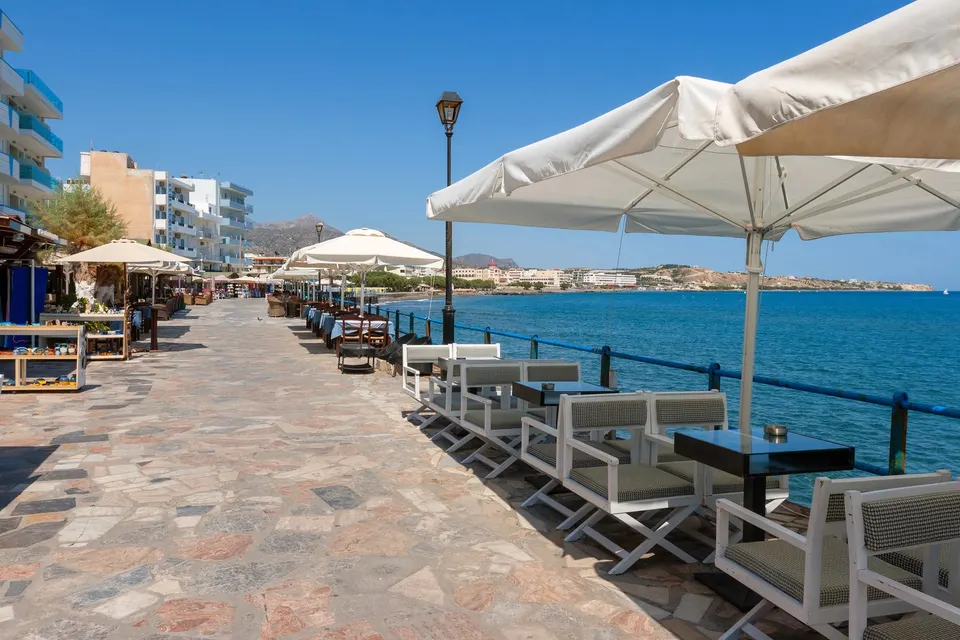 Strandpromenaden i Ierapetra med caféborde ved vandet