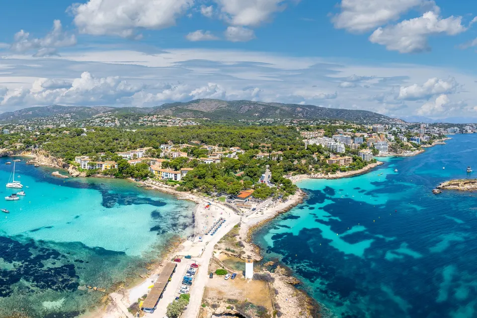 Luftfoto af Illetas med turkis vand, små øer og villaer på klippekysten vest for Palma