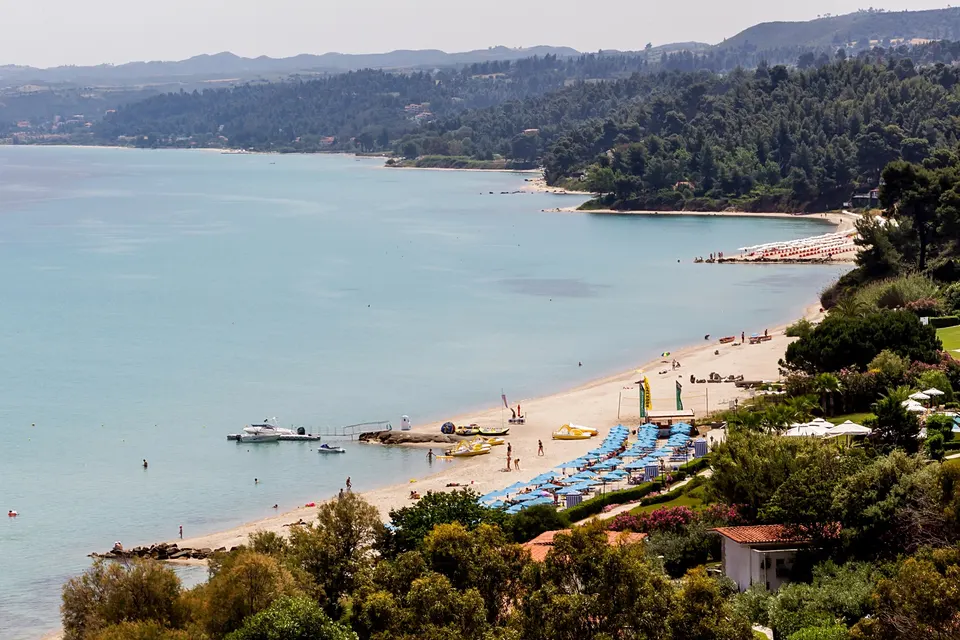 Bugten ved Kallithea med strand, parasoller og både