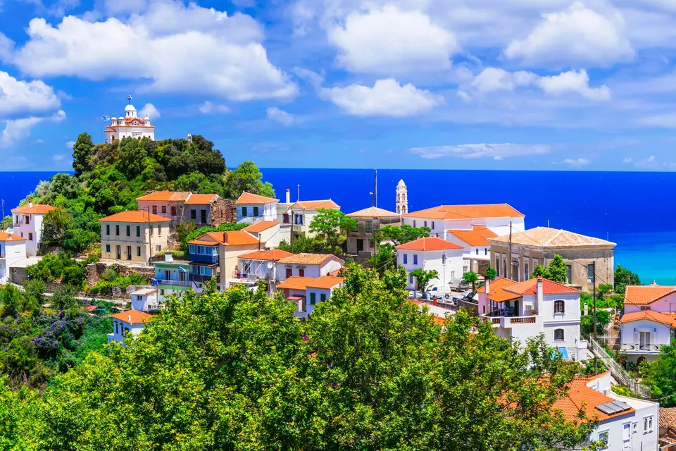 Karlovassi på Samos med kirken på bakken og havet bag ved
