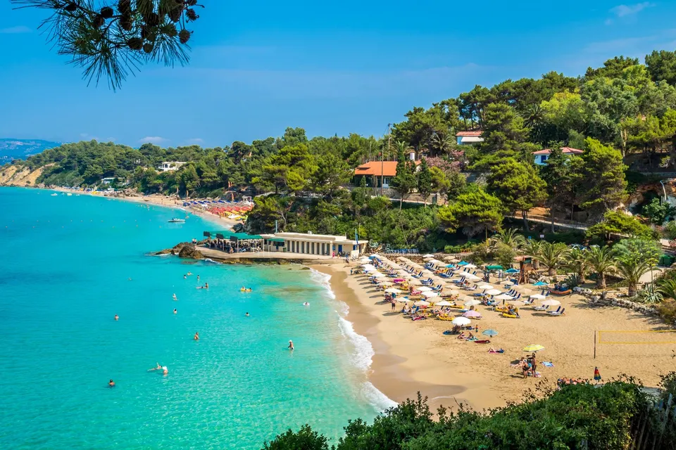 Platis Gialos og Makris Gialos set fra skrænten med turkis vand og liv på stranden