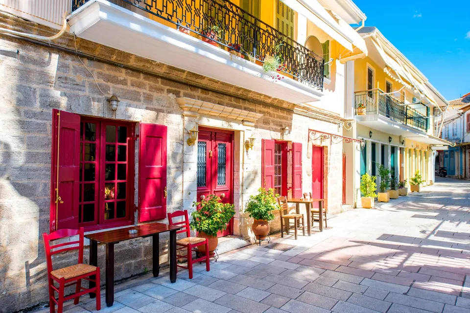 Gade med farvede gamle huse i Lefkas by