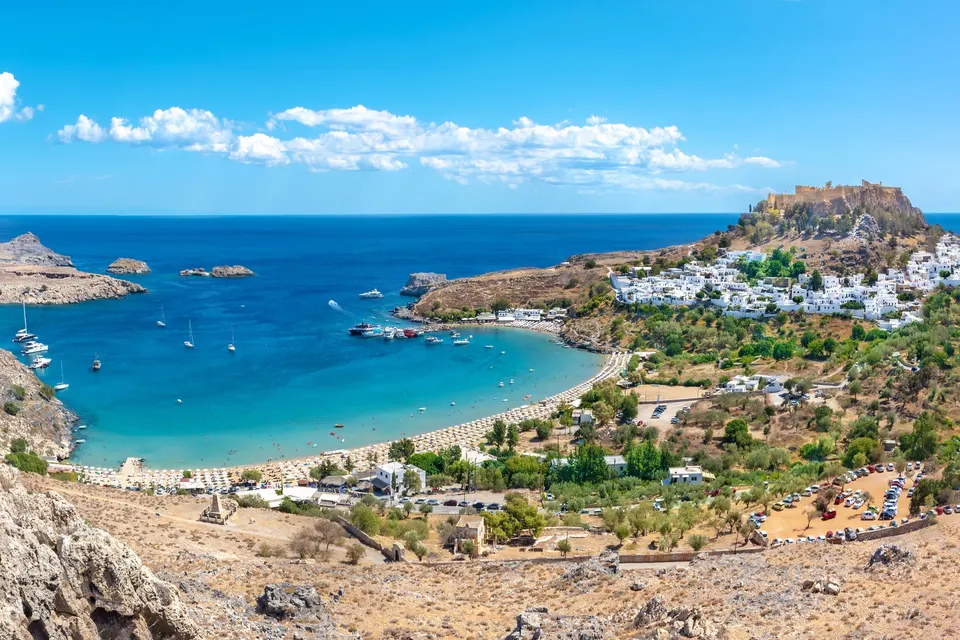 Lindos-bugten med sandstrand, hvide huse og akropolis på klippen