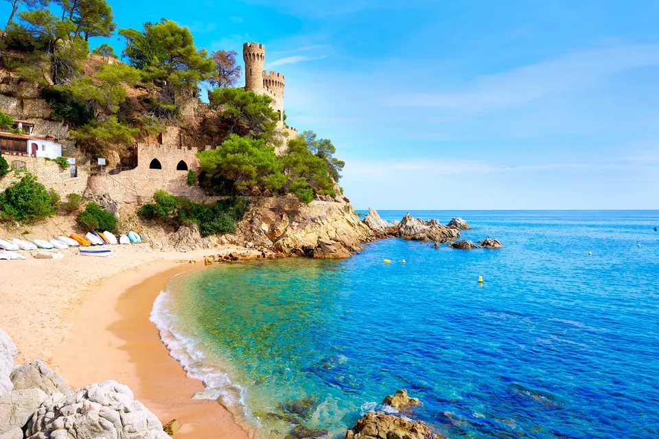 Castell d'en Plaja over den lille bugt Sa Caleta i Lloret de Mar