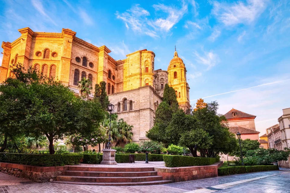 Katedralen i Málaga set fra Plaza del Obispo i morgenlys