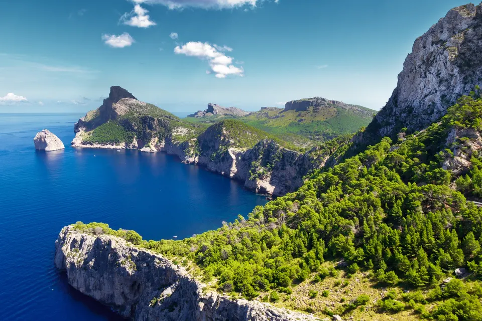 Cap de Formentor på Mallorca med stejle klipper, grønne skrænter og dybblåt hav