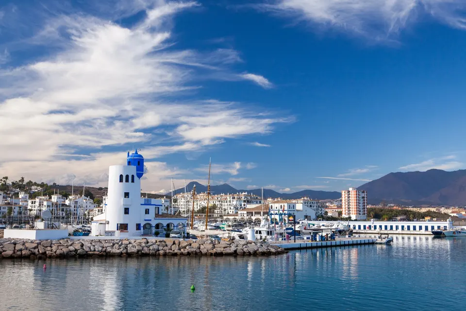 Lystbådehavnen Puerto de la Duquesa i Manilva med det hvide fyrtårn
