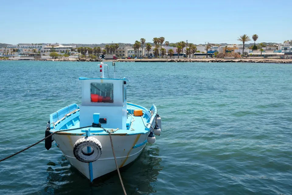 Fiskerbåd fortøjet i havnen i Mastichari på Kos