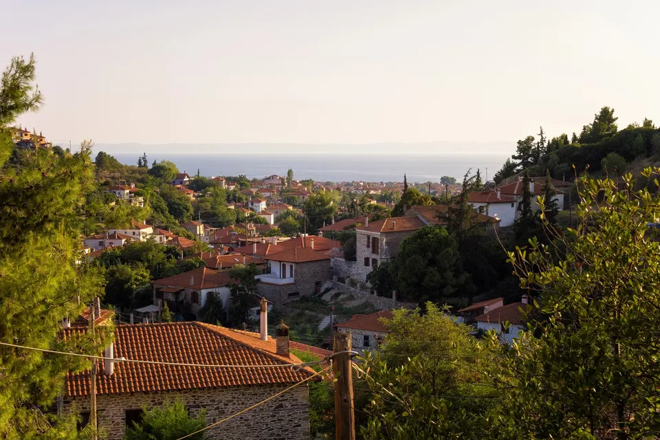 De gamle stenhuse i landsbyen Nikiti med havet i det fjerne