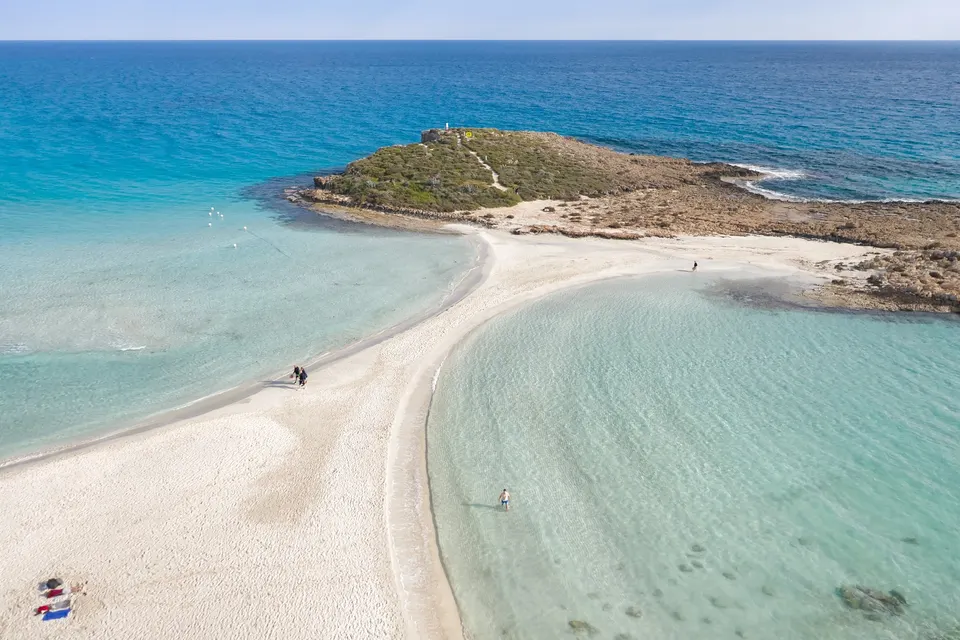 Sandtangen ved Nissi Beach ud til den lille ø i det turkise vand