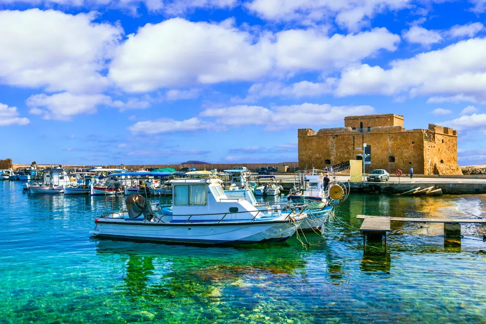 Havnen i Paphos med fortet, turkis vand og fiskerbåde