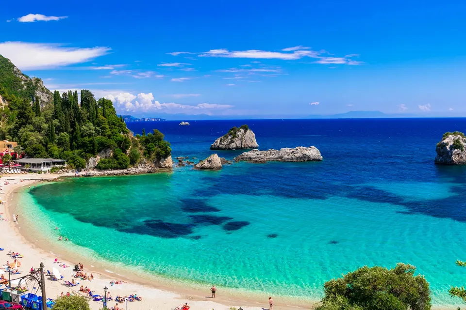 Krioneri-stranden i Parga med klippeøer og turkis vand
