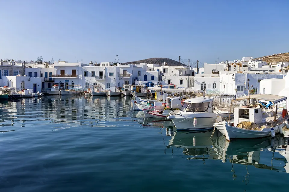 Fiskerbåde og hvide huse ved den lille havn i Naoussa på Paros