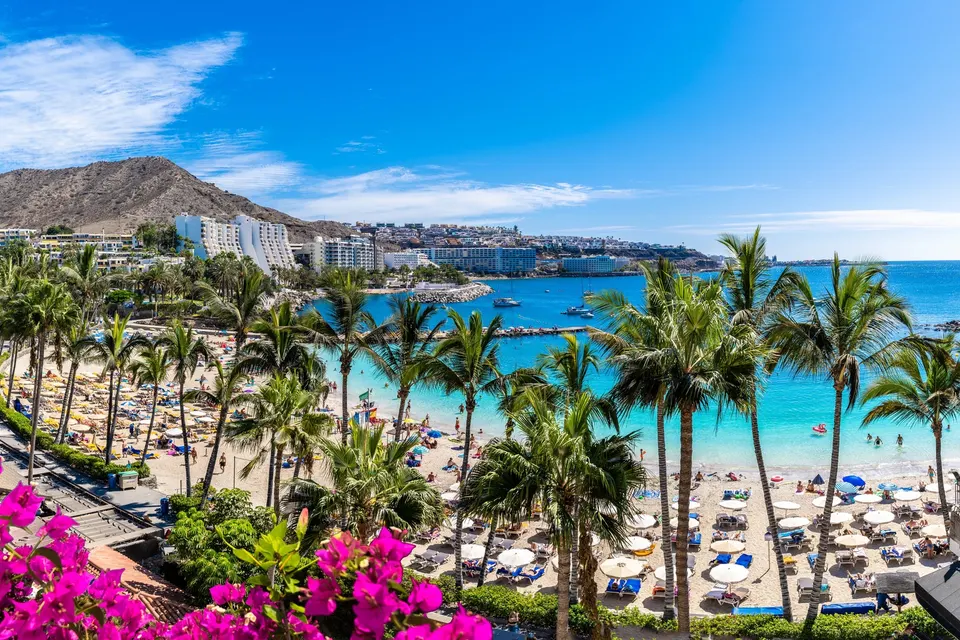 Den lyse badestrand ved Anfi lige ved Patalavaca på Gran Canarias sydvestkyst