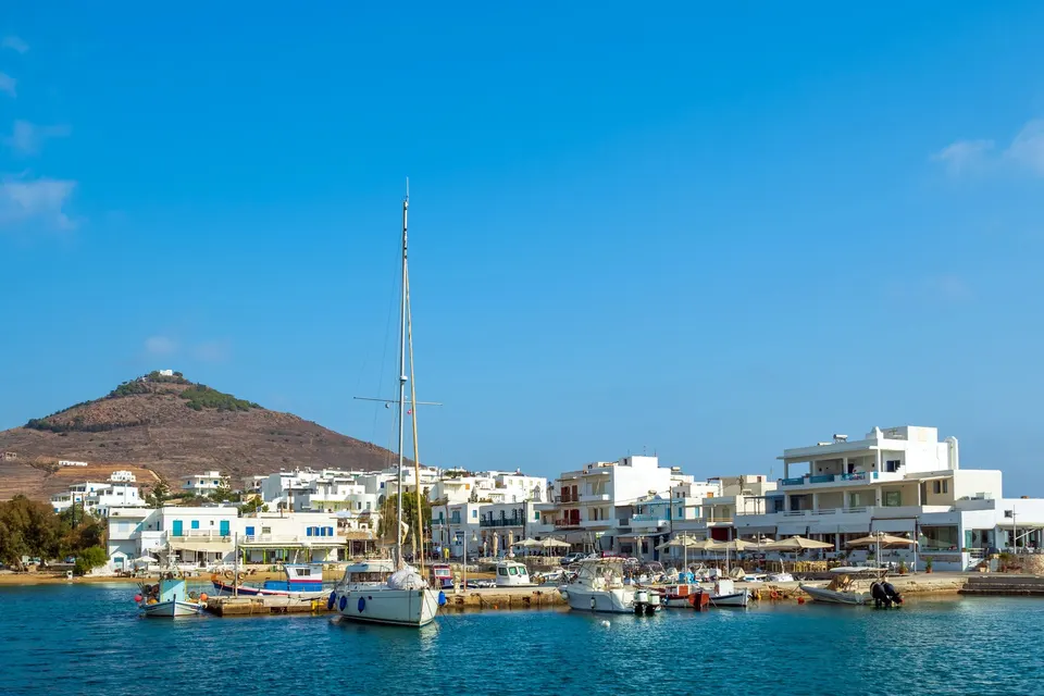 Havnen i Piso Livadi på Paros med sejlbåde og hvide huse