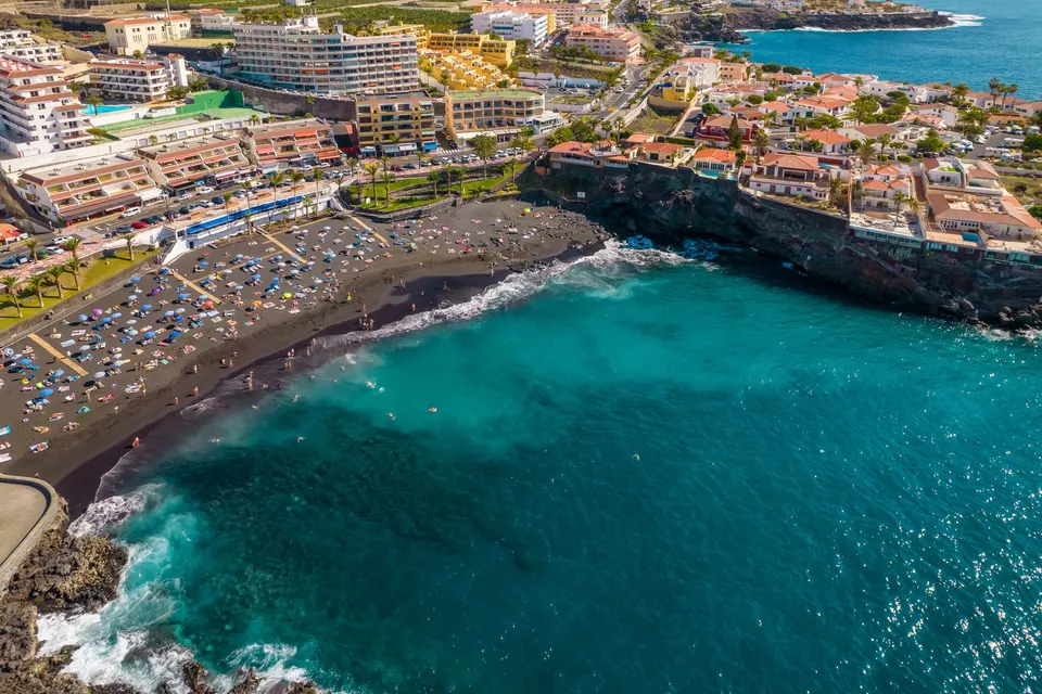 Den sorte sandstrand Playa de la Arena set oppefra