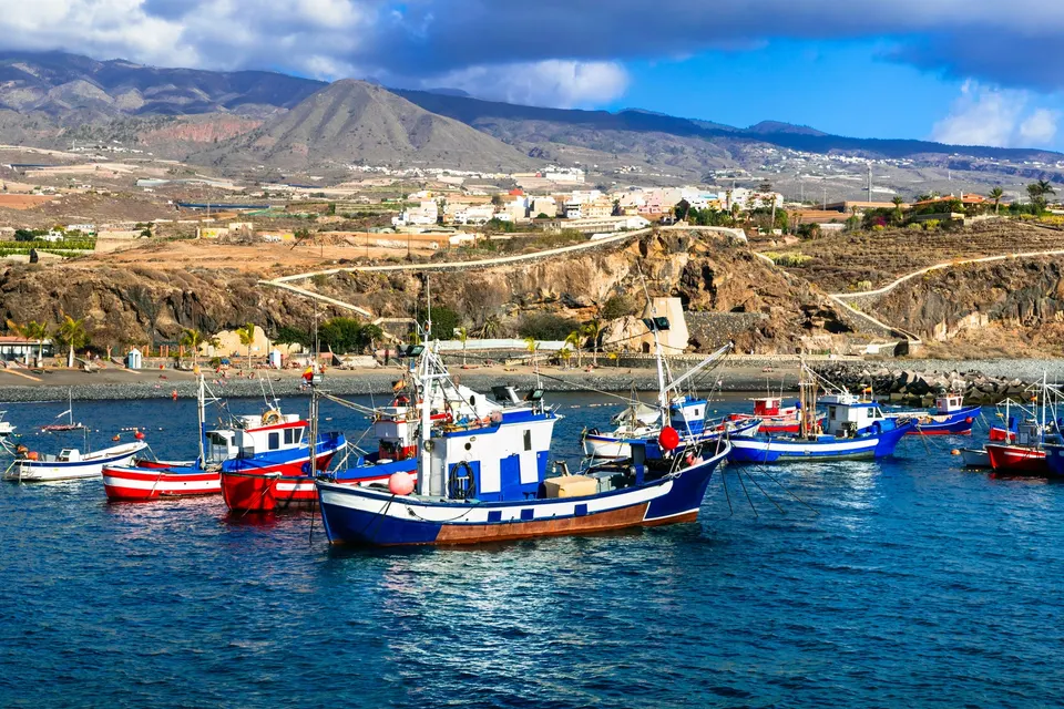 Fiskerbåde på stranden i Playa San Juan