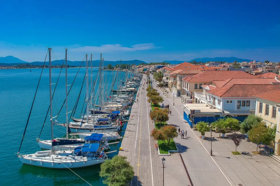 Havnefronten i Preveza med sejlbåde og promenaden, set fra luften