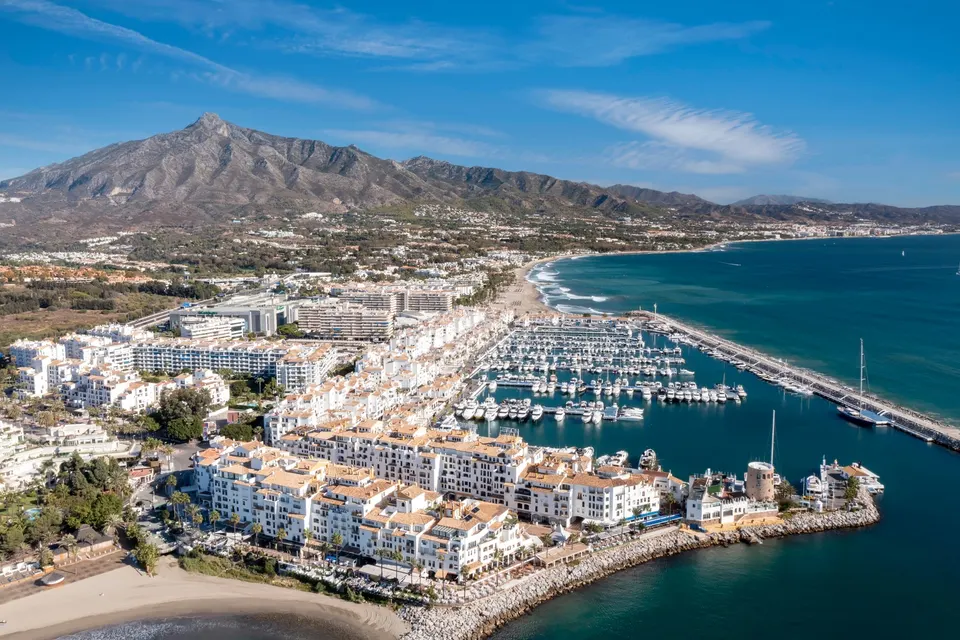 Lystbådehavnen i Puerto Banús med yachter og hvide bygninger set fra luften