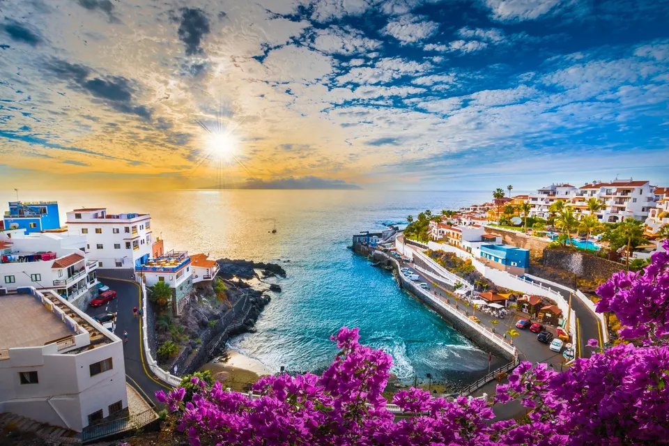 Puerto Santiago ved solopgang med husene ned mod havet