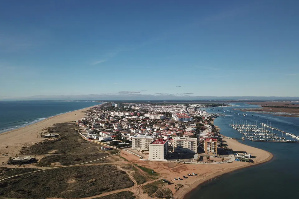 Punta Umbría set fra luften mellem flodmundingen og havet