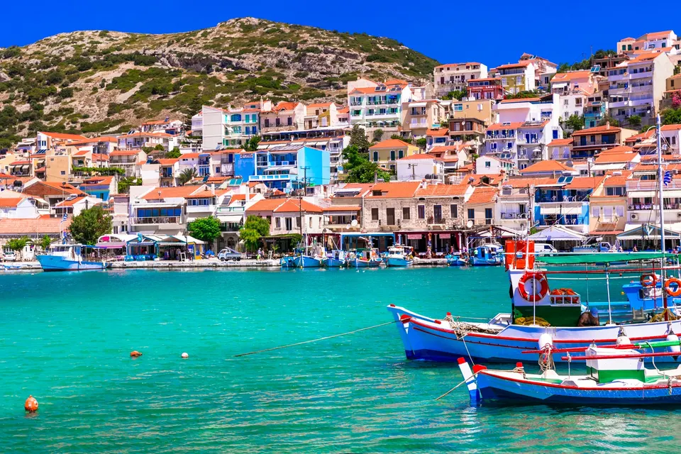 Farverige fiskerbåde i havnen i Pythagorion på Samos