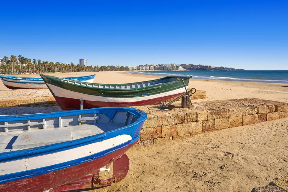 Fiskerbåde på Platja de Llevant med stranden og Salou i baggrunden
