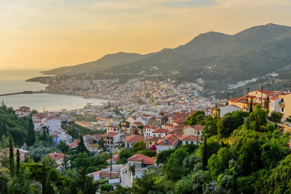 Samos by (Vathy) og bugten i aftenlys set fra bakken