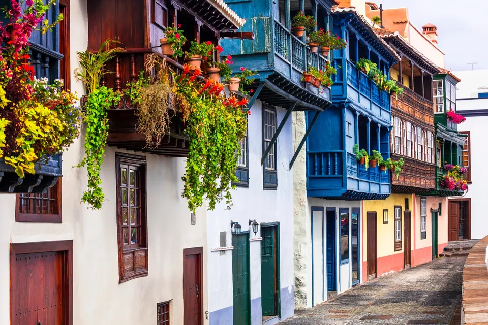 De farverige træbalkoner med blomster i Santa Cruz de La Palma