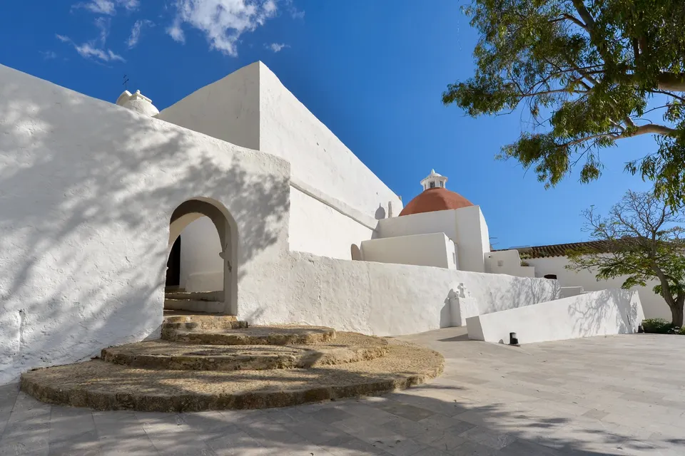 Den hvide kirke på Puig de Missa i Santa Eulalia